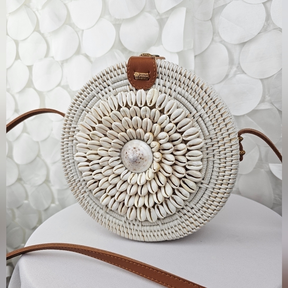 Bajo Puka Shell White Shoulder Bag